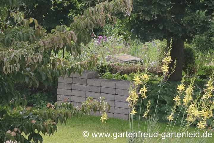 2-Sitzer: Bank aus Pflastersteinen