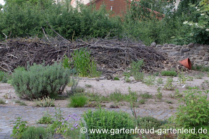 (&Ouml;kologisch wertvolle) Reisighaufen sind &uuml;berall auf dem Grundst&uuml;ck verteilt