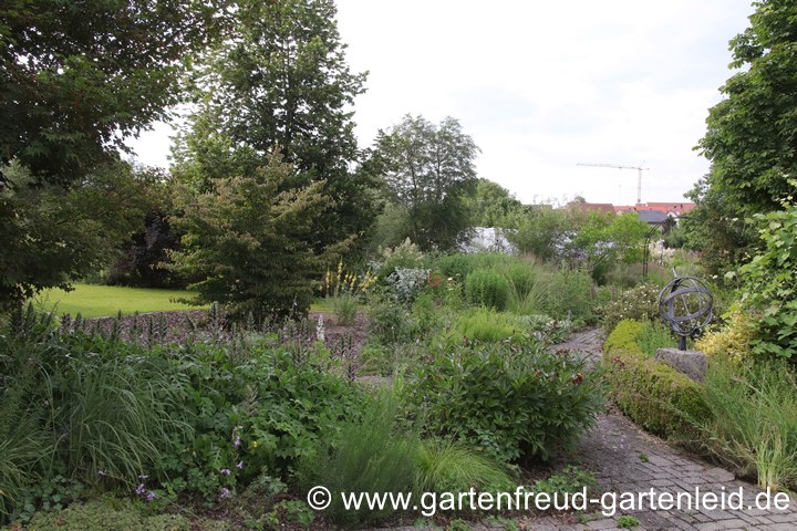 Grasfl&auml;chen trennen und verbinden zugleich verschiedene Gartenr&auml;ume